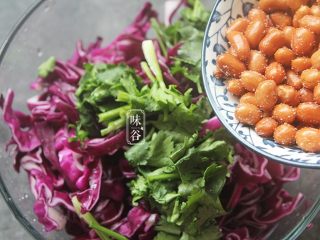 10、凉拌紫甘蓝,倒入花生米;