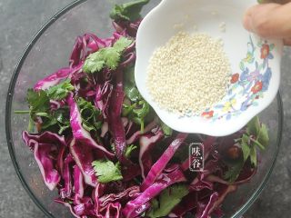 11、凉拌紫甘蓝,最后洒上芝麻；