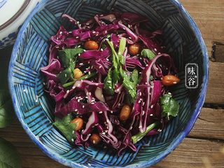 12、凉拌紫甘蓝,搅拌均匀即可装碗开吃啦！