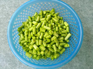 4、#酸味#自制酸豆角,长豆角冲洗干净，沥干水分。