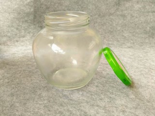 7、#酸味#自制酸豆角,准备一个干净的玻璃罐，用开水烫一下，消下毒。