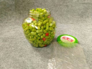 8、#酸味#自制酸豆角,把长豆角全部装入玻璃罐中，再准备一块干净的塑料袋洗净。