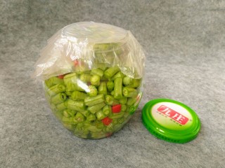 9、#酸味#自制酸豆角,如图，用塑料袋盖住瓶口。