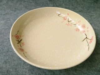 11、#酸味#自制酸豆角,准备一个碗或盆，能装水就行，装适量清水。