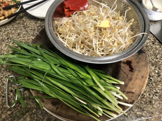 2、韭菜炒豆芽➕万条垂下绿丝绦,韭菜择好,洗净,绿豆芽淘洗干净,红辣去籽洗干净,姜去皮