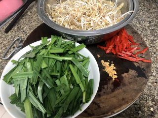 3、韭菜炒豆芽➕万条垂下绿丝绦,韭菜切段,姜切末,红椒切丝