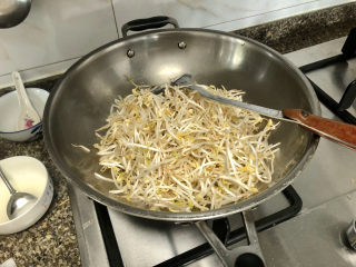 5、韭菜炒豆芽➕万条垂下绿丝绦,转中大火,加入绿豆芽,翻炒一分钟