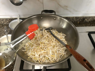 6、韭菜炒豆芽➕万条垂下绿丝绦,淋少许料酒,翻炒去腥
