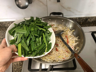 8、韭菜炒豆芽➕万条垂下绿丝绦,转大火,加入韭菜,翻炒一分钟