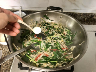 10、韭菜炒豆芽➕万条垂下绿丝绦,尝下咸淡,根据个人口味添加少许食盐翻炒出锅
