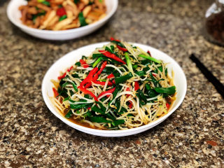 12、韭菜炒豆芽➕万条垂下绿丝绦,成品