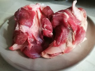 1、家宴菜谱～拆骨肉烩酸菜,棒骨冲洗干净