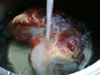 2、家宴菜谱～拆骨肉烩酸菜,放入锅中飞水去除血水腥气