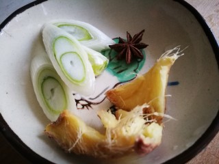 3、家宴菜谱～拆骨肉烩酸菜,葱姜八角备好