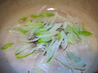 8、家宴菜谱～拆骨肉烩酸菜,锅中少许油 爆出从香