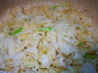 9、家宴菜谱～拆骨肉烩酸菜,倒入酸菜丝翻炒