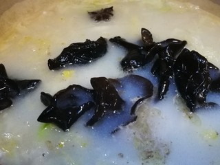 11、家宴菜谱～拆骨肉烩酸菜,倒入泡发好的木耳