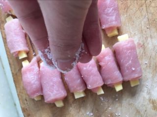 5、糖醋“排骨”【一口一个超级过瘾】,往肉上撒一点点海盐