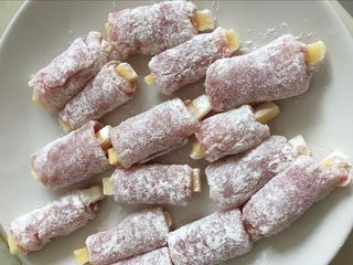 6、糖醋“排骨”【一口一个超级过瘾】,将猪肉土豆条外面裹上面粉或者淀粉