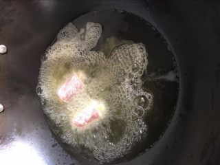 7、糖醋“排骨”【一口一个超级过瘾】,锅里加油,油温升高后,把“排骨”放进去油炸下。