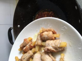 12、糖醋“排骨”【一口一个超级过瘾】,放入扎好的肉进入快速滑炒。使每一块肉均匀包裹住番茄酱。