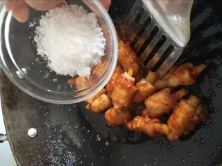 14、糖醋“排骨”【一口一个超级过瘾】,放入糖