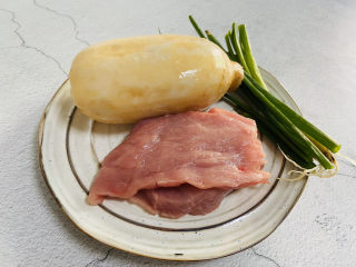 1、莲藕炒肉片,准备好食材