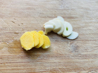 2、莲藕炒肉片,生姜去皮洗净切片，大蒜去皮切片