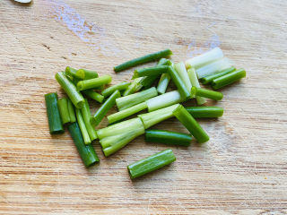 3、莲藕炒肉片,香葱洗净切段