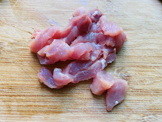 4、莲藕炒肉片,猪肉洗净切片