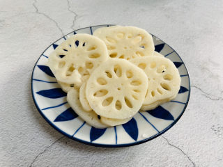 5、莲藕炒肉片,莲藕洗净去皮切成片备用