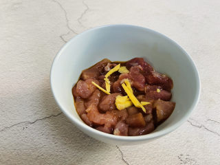 11、莲藕炒肉片,放入姜丝拌匀腌制十分钟