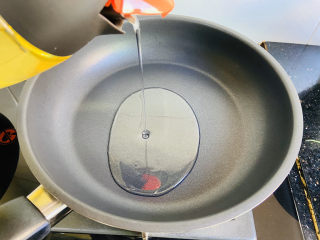 12、莲藕炒肉片,锅中加入食用油加热至七成热