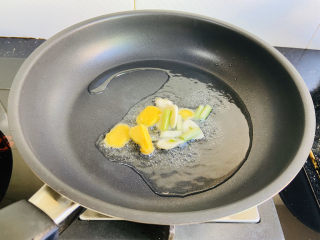 13、莲藕炒肉片,放入姜片、大蒜片、葱白段小火煸香