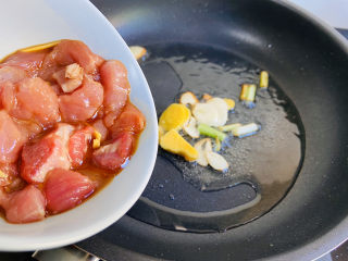 14、莲藕炒肉片,入肉片