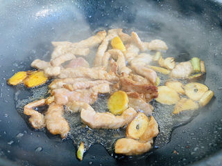 15、莲藕炒肉片,大火爆炒至变色