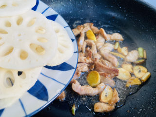 16、莲藕炒肉片,倒入莲藕片