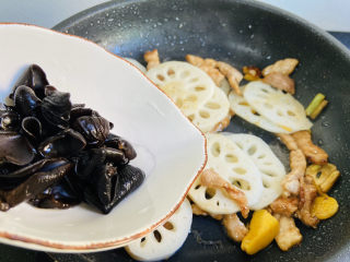 17、莲藕炒肉片,倒入黑木耳