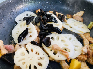 18、莲藕炒肉片,翻炒均匀