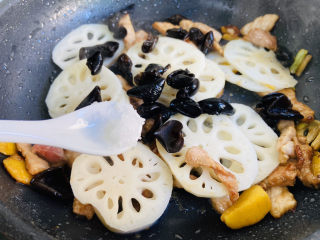 19、莲藕炒肉片,加入适量的盐