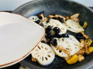 20、莲藕炒肉片,淋入少许热水翻炒至断生