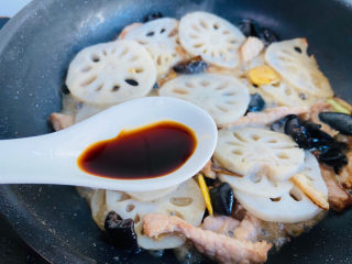 21、莲藕炒肉片,烹入一勺生抽提色