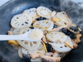 22、莲藕炒肉片,鸡精调味