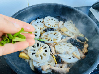 23、莲藕炒肉片,入葱末