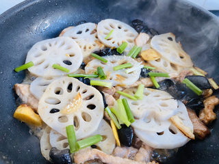 24、莲藕炒肉片,翻炒均匀