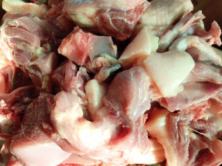 1、啤酒鸭,鸭肉冲洗干净沥干水份备用