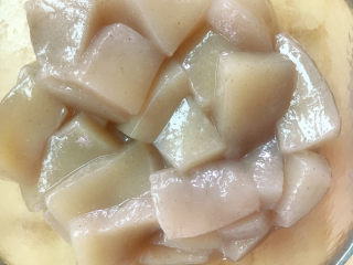 4、啤酒鸭,放入碗中备用。