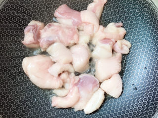 6、啤酒鸭,锅中直接放入比较肥的鸭肉