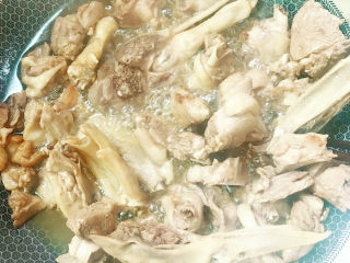 10、啤酒鸭,炒至鸭子全熟并出油