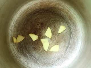 11、啤酒鸭,锅中放入姜片